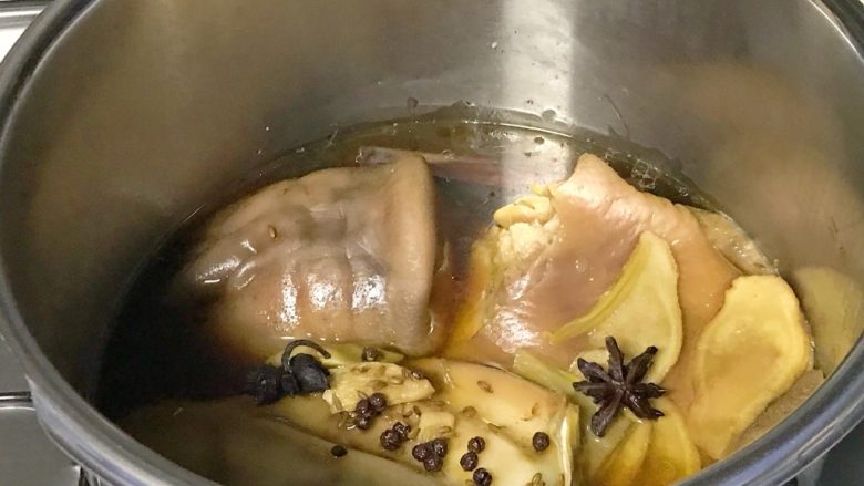 家乡食谱～猪头肉,高压锅不要急于开盖子，凉了再开，小心烫。放置一两个小时，给它入味。