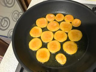 家常小零食～地瓜干儿,煎到上层油黄，翻面。