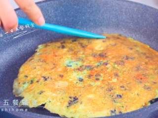 彩椒抱蛋面包丁,两面鸡蛋熟了即可出锅。
