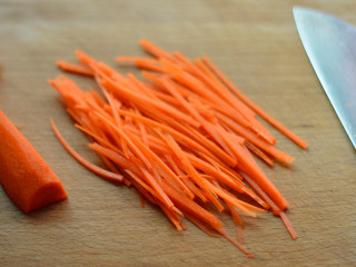 胡萝卜芝士蛋卷,胡萝卜切成细丝
