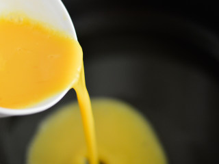 胡萝卜芝士蛋卷,锅里倒入少许油，加至温热后倒入蛋液