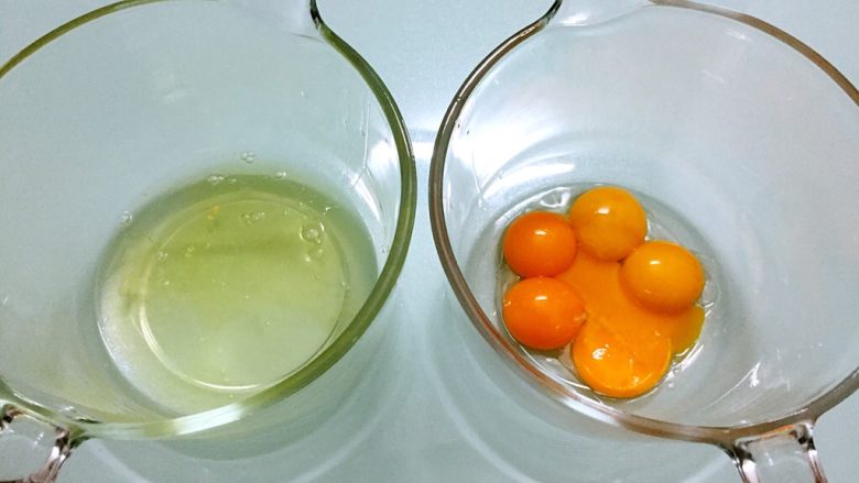 纸杯戚风蛋糕,将蛋黄和蛋清分离分别放在两个无水无油的碗中