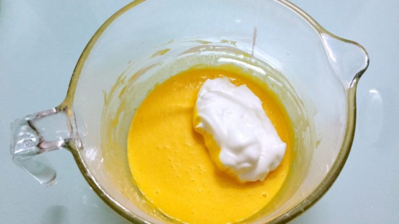 纸杯戚风蛋糕,将三分之一蛋白霜倒入蛋黄糊拌匀
