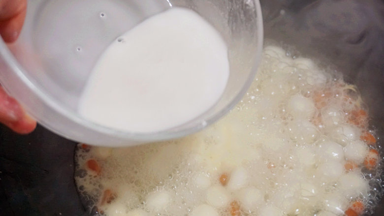 南瓜酒酿圆子,将调好的水淀粉快速倒入锅中
叨叨叨：锅内马上粘稠，要的就是这种感觉
