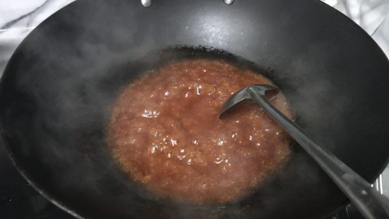 下饭神器脆皮茄子,锅中放入适量清水加入汁料搅拌均匀，勾淀粉。