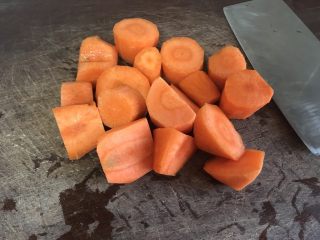 高压锅版～莲藕胡萝卜炖排骨,胡萝卜洗净切大块