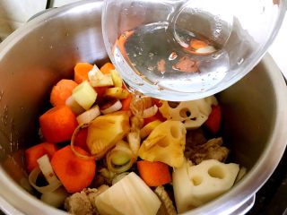 高压锅版～莲藕胡萝卜炖排骨,再加入半碗水