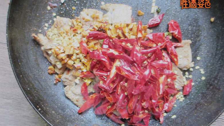 香辣猪肉干,放入剪好的辣椒、花椒、麻椒翻炒均匀，