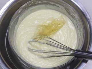 圣诞蛋糕,制作芝士淋面：牛奶加奶油奶酪隔水融化，加入泡软的吉利丁片，再加入糖粉、淡奶油，搅拌均匀，装入裱花袋淋在蛋糕四周