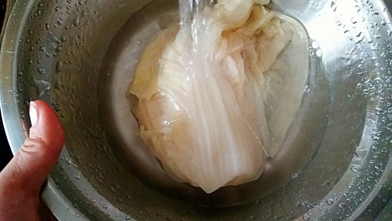 酸菜丸子粉丝煲,从缸中捞出的酸菜过温水淘洗2-3遍。