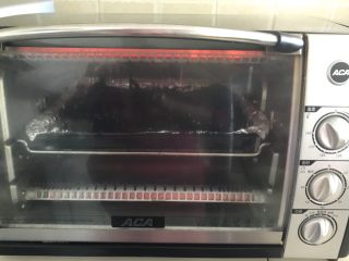 自制美味小零食  香酥海苔,再把烤盘放入烤箱，上下火150W，继续烤15分钟