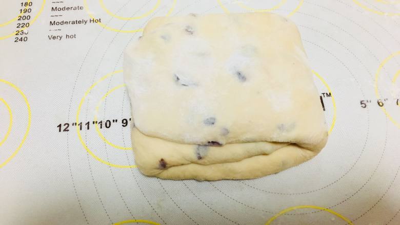 蔓越莓奶酪夹心软欧圈,右起向左折，覆盖住之前折过来的部分。完成一个信封折叠法。