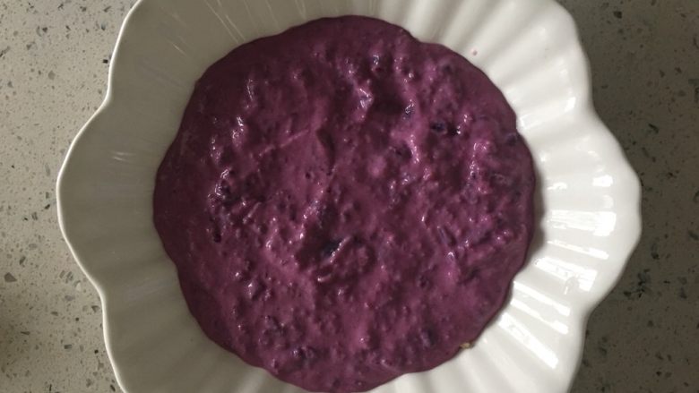 紫薯燕麦营养羹,紫薯酸奶泥里加入燕麦片搅拌