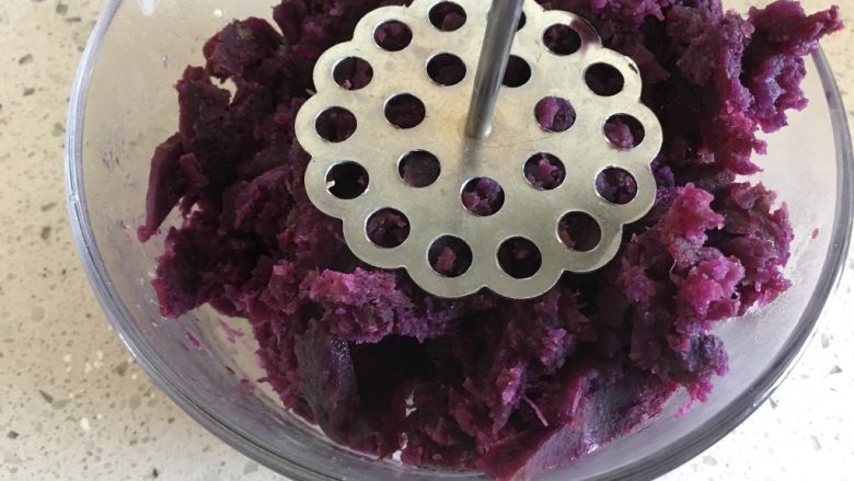 紫薯燕麦营养羹,用捣泥器捣烂