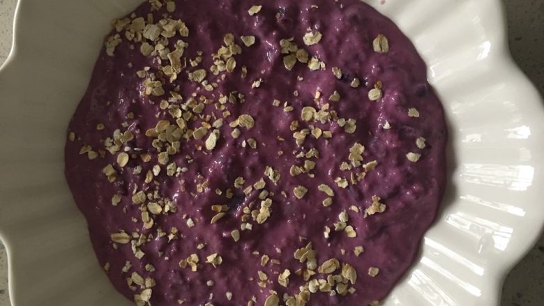 紫薯燕麦营养羹,表面撒上燕麦片