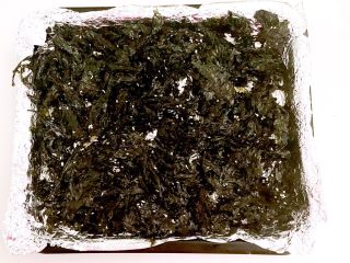自制美味小零食  香酥海苔,香酥海苔烤好了，颜色是深绿色的