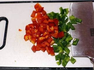 杏鲍菇黑椒牛肉粒,青红椒去蒂去籽切小块