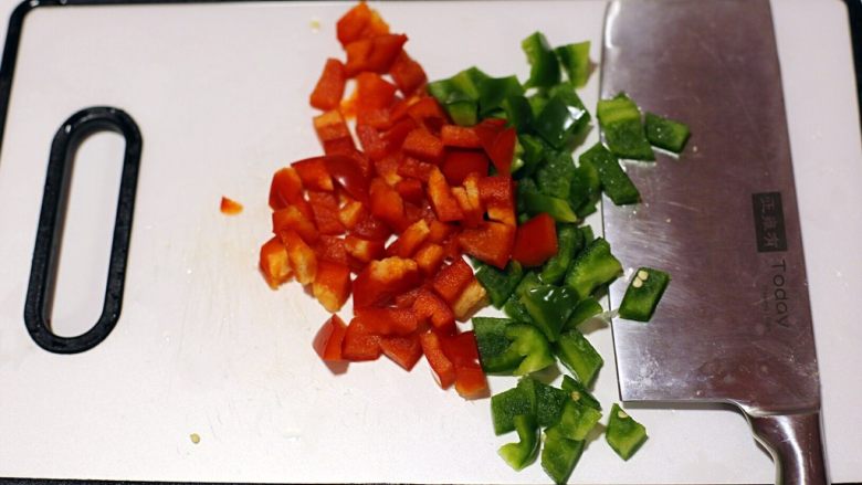 杏鲍菇黑椒牛肉粒,青红椒去蒂去籽切小块