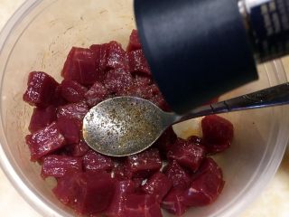 杏鲍菇黑椒牛肉粒,现磨些许黑胡椒粉，抓匀腌制30分钟。