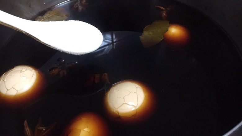 茉莉花茶的妙用 茶叶蛋,放入50g的盐。盐的量可灵活掌握。