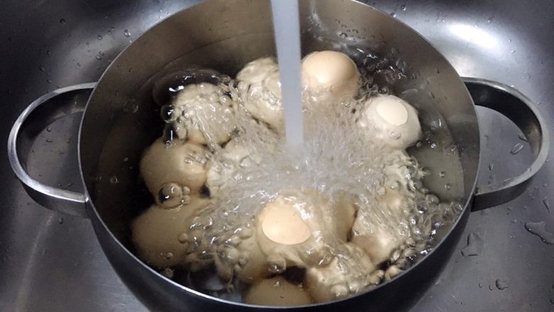 茉莉花茶的妙用 茶叶蛋,煮熟后立即用凉水冲洗，这样做好的茶鸡蛋容易剥皮。