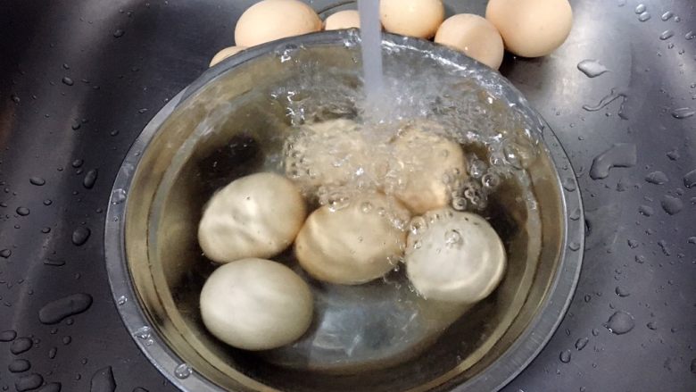 茉莉花茶的妙用 茶叶蛋,首先把鸡蛋清洗干净。
