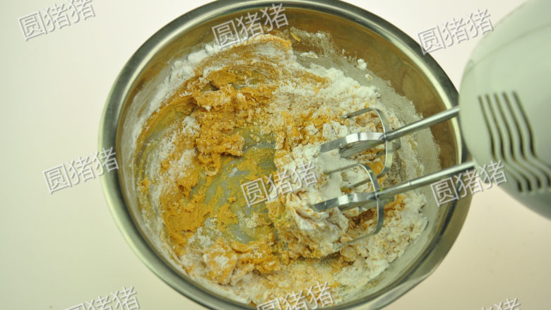 浓香花生酥饼,加入糖粉先不开启打蛋器，手动搅拌几下，让糖粉和油混合。