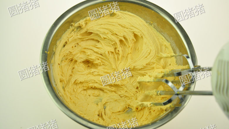 浓香花生酥饼,最后完成，黄油体积膨松，呈乳膏的状态。