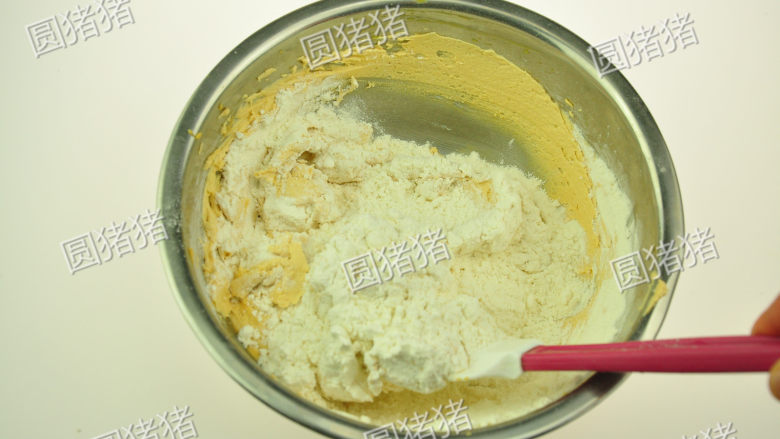 浓香花生酥饼,加入过筛的粉类，橡皮刮刀使用压和翻的方法将面糊拌匀。