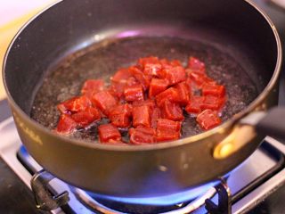 杏鲍菇黑椒牛肉粒,热锅下色拉油，倒入里脊肉翻炒变色即捞出。