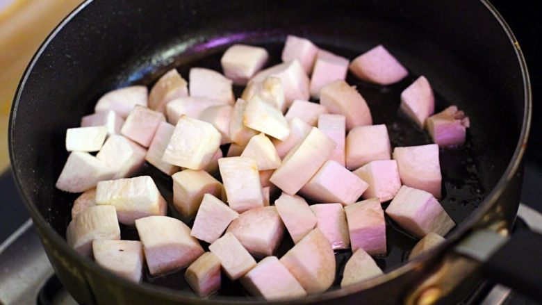 杏鲍菇黑椒牛肉粒,在原先的油锅内倒入杏鲍菇两面煎金黄