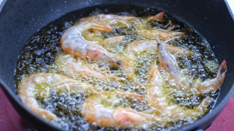 椒盐大虾,锅中倒适量食用油烧至八成热，将大虾放入锅中