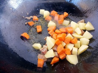 咖喱牛肉土豆,放土豆和胡萝卜炒