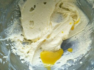 腰果小小酥,将软化好的黄油打发到体积变大，颜色变白，分三次加入蛋黄，每次到要搅拌均匀。