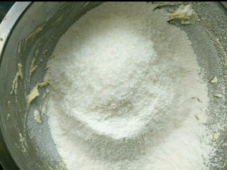 腰果小小酥,筛入低粉后加入椰蓉搅拌到无干粉状态。