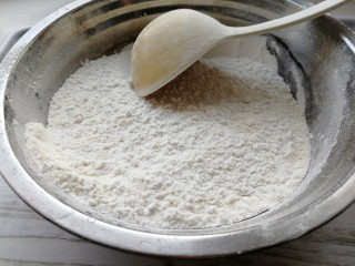 红豆沙糯米饼,糯米粉和面粉各三勺（如图）