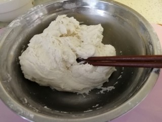 红豆沙糯米饼,加凉水和面，用筷子搅拌着和，因为糯米比较粘稠，粘手，水要适应着加，软硬和烙饼的感觉一样就好了。（如图）