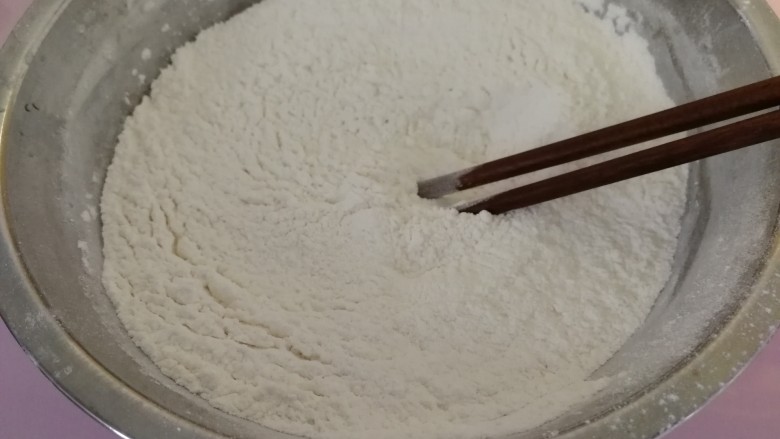 红豆沙糯米饼,把糯米粉和面粉搅拌均匀