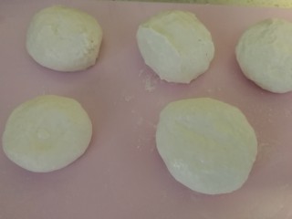 红豆沙糯米饼,揪成大小均匀的面挤子（如图）