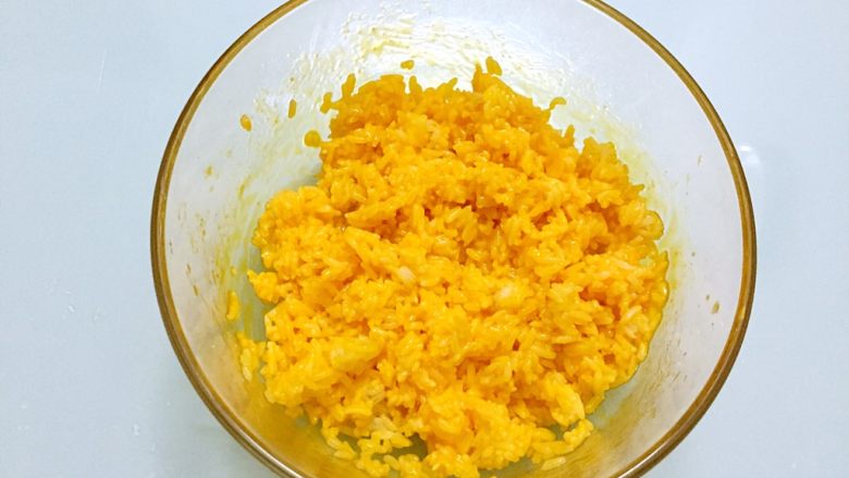 黄金酱油炒饭,搅拌至米饭全沾裹上蛋黄液，静置10分钟左右，让蛋黄液凝固在米饭上