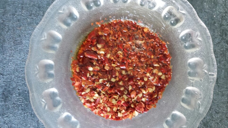 凉拌黄瓜木耳,倒入到辣椒面上，这样辣椒面就做好了