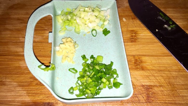清清淡淡一碗汤➕娃娃菜海带鸡蛋汤,小葱分葱白葱绿分别切末，生姜切末备用