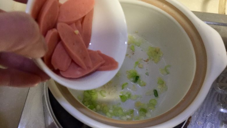 清清淡淡一碗汤➕娃娃菜海带鸡蛋汤,加入火腿肠片煸炒一下