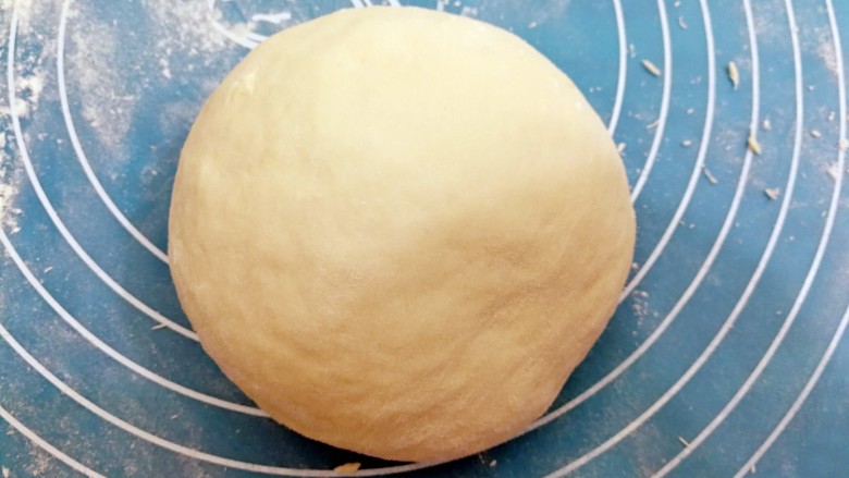 发面版酥烧饼（两种口味）,比较黏手，垫子上撒一点点干粉，把发酵好的面团揉光滑