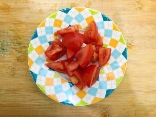 创意料理の迎春接福～蒜香小油菜番茄炒腊肠,番茄洗净，如图所示，切成小块，控干水分，备用