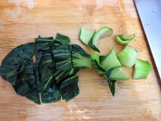 创意料理の迎春接福～蒜香小油菜番茄炒腊肠,如图所示，将小油菜切成段