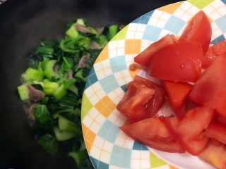 创意料理の迎春接福～蒜香小油菜番茄炒腊肠,下番茄