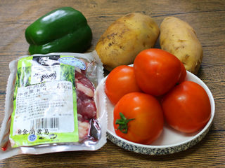 番茄土豆泡菜酱炖牛腩,煮这道菜，番茄要多一些，熬成浓汤，味道浓郁开胃