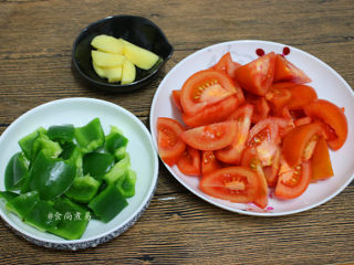 番茄土豆泡菜酱炖牛腩,番茄洗净切块、菜椒洗净用手掰成块，生姜去皮切片待用