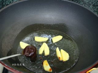 番茄土豆泡菜酱炖牛腩,热锅，倒入食用油，将姜片煸香，倒入面豉酱